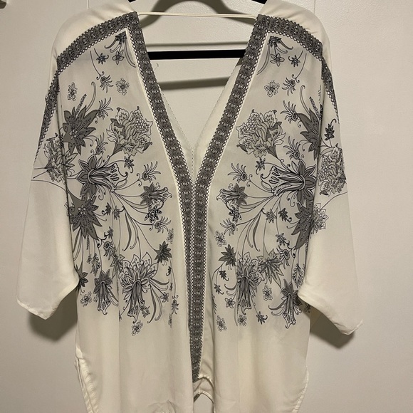 ROSE + OLIVE Women’s Off White/Black Floral Top SZ 1X - Picture 7 of 7